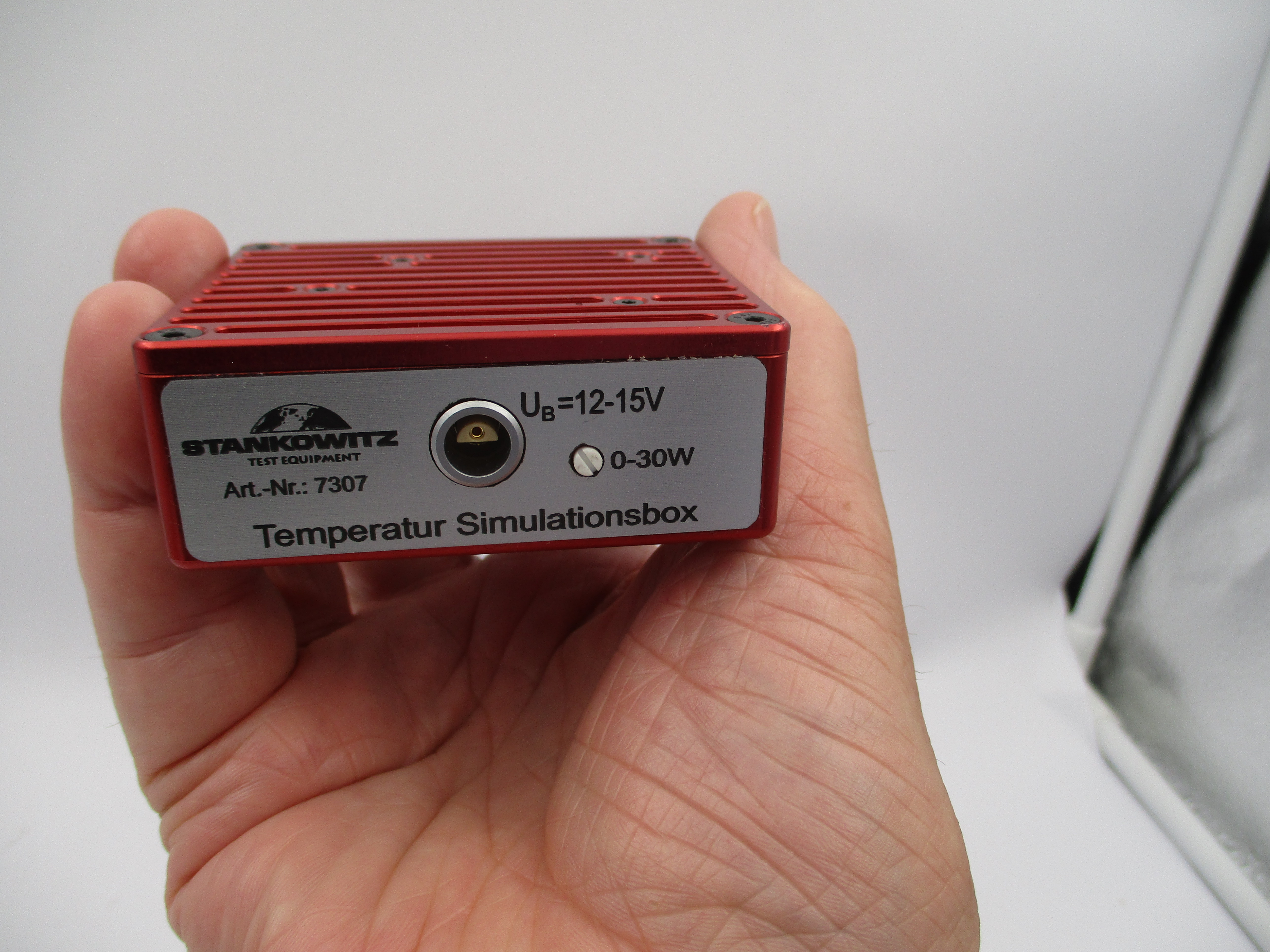 Demonstration der Temperatur Simulationsbox in einer Hand